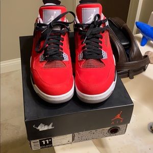 Jordan 4 toro bravo